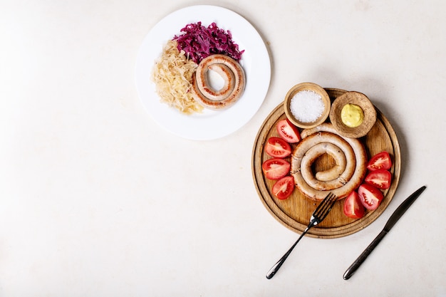 Kuchnia z daniem na stole